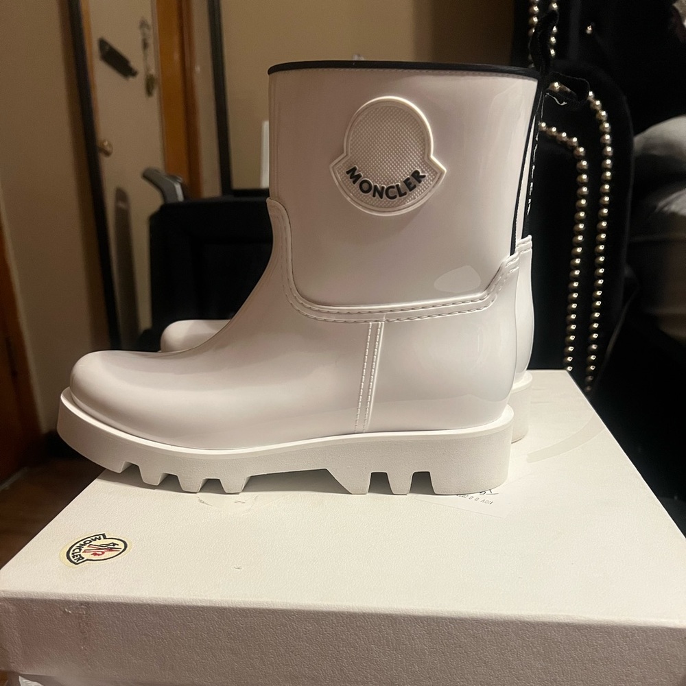 White and black ginette Moncler boots